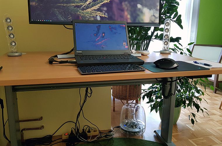 Harman Kardon SoundSticks II on a computer desk