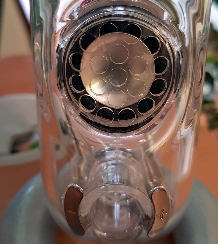 Harman Kardon SoundSticks II - satellite close-up