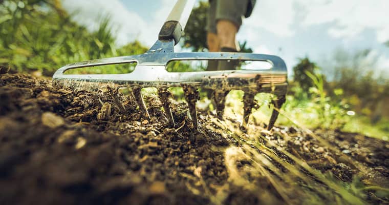 Metal rake by Fiskars