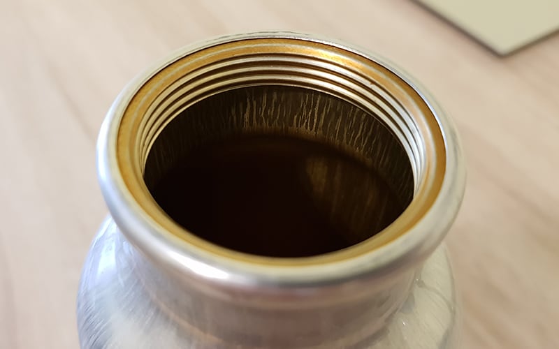 round edged thread on SIGG wtare bottle