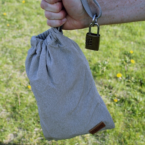 Loctote AntiTheft Sack 3L in hands 2