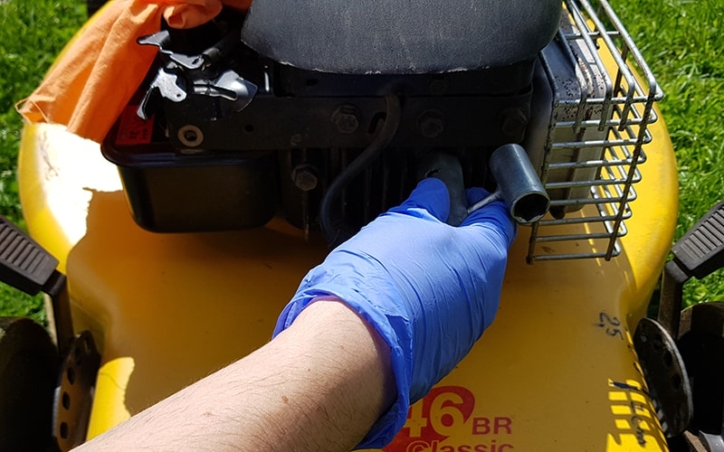 removing a spark plug 2