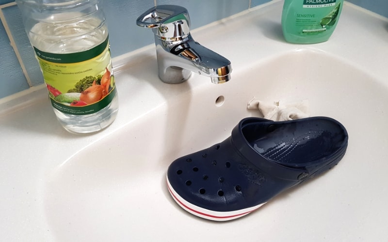 cleaning crocs with vinegar