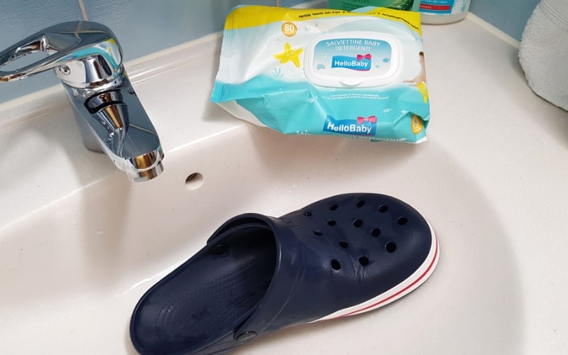 cleaning crocs with wet wipes