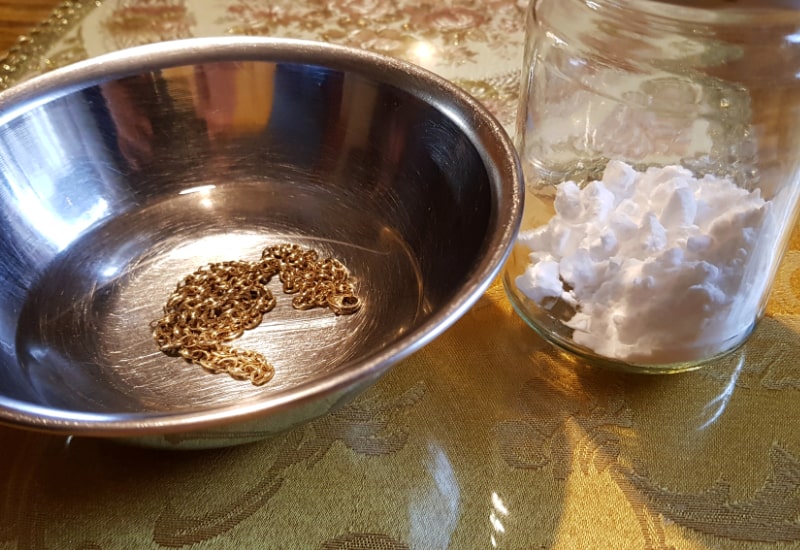 gold chain soaking in baking soda
