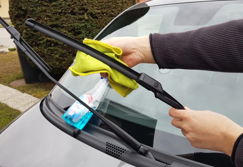 cleaning windshield wiper with a microfiber cloth 2