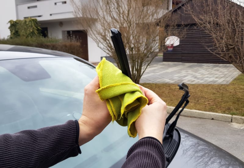 cleaning windshield wiper with a microfiber cloth