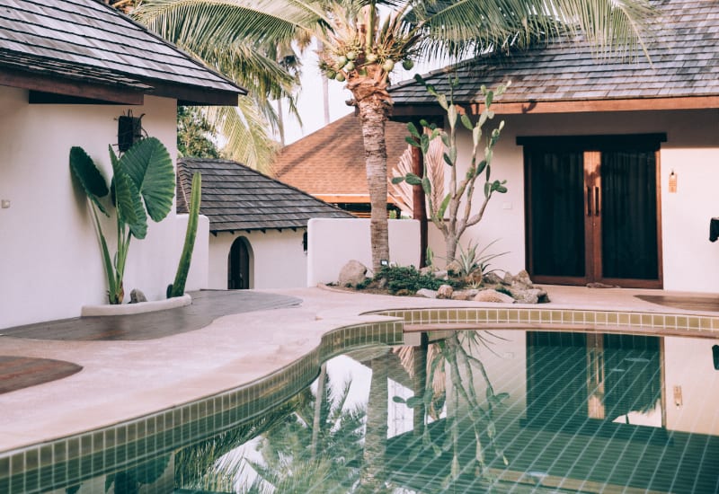 tropical-pool-outside-a-white-house
