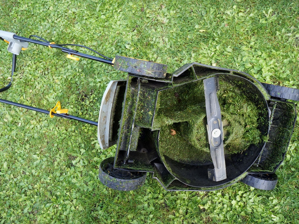 Mower underside clogged with wet grass
