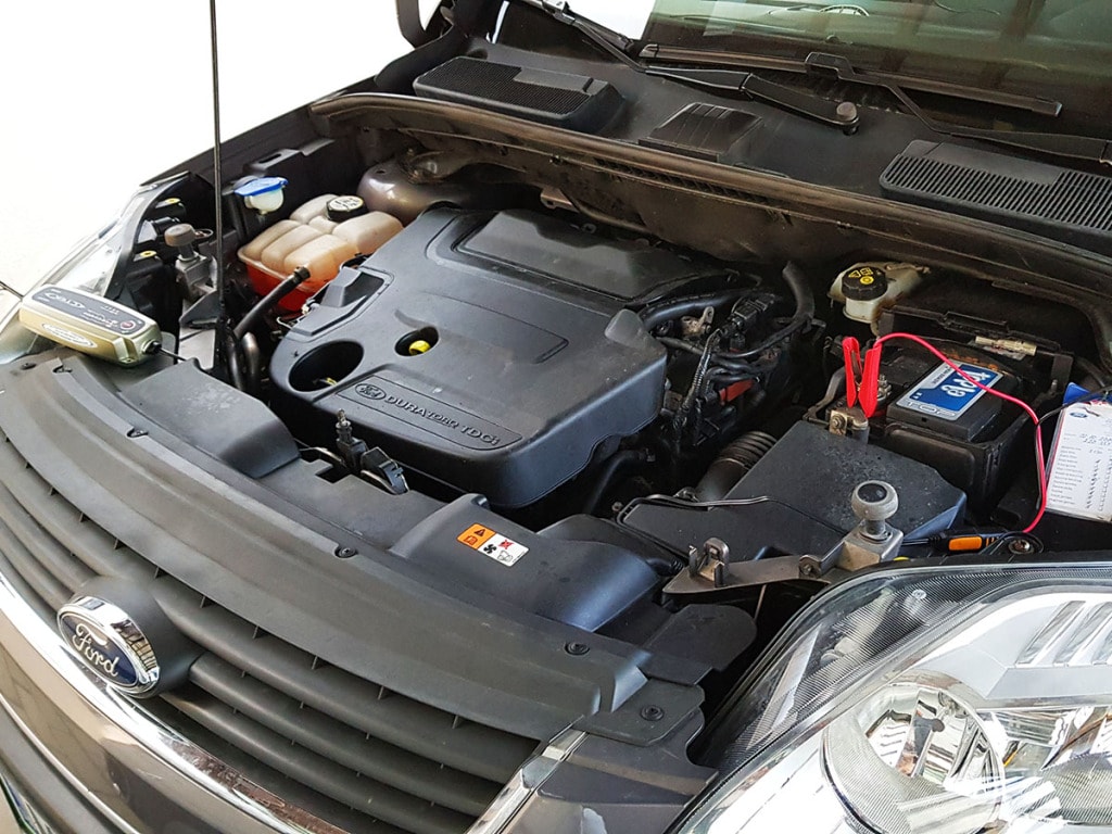 The front of Ford Kuga/Escape (MY2011) with a CTEK MXS 5.0 attached to the battery